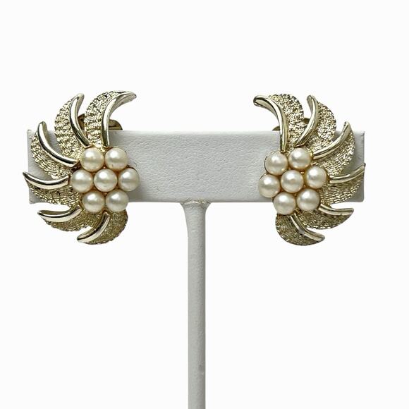 Vintage Kramer Clip On Earrings Faux Pearls Gold Tone Leaves Textured Signed - Picture 6 of 9